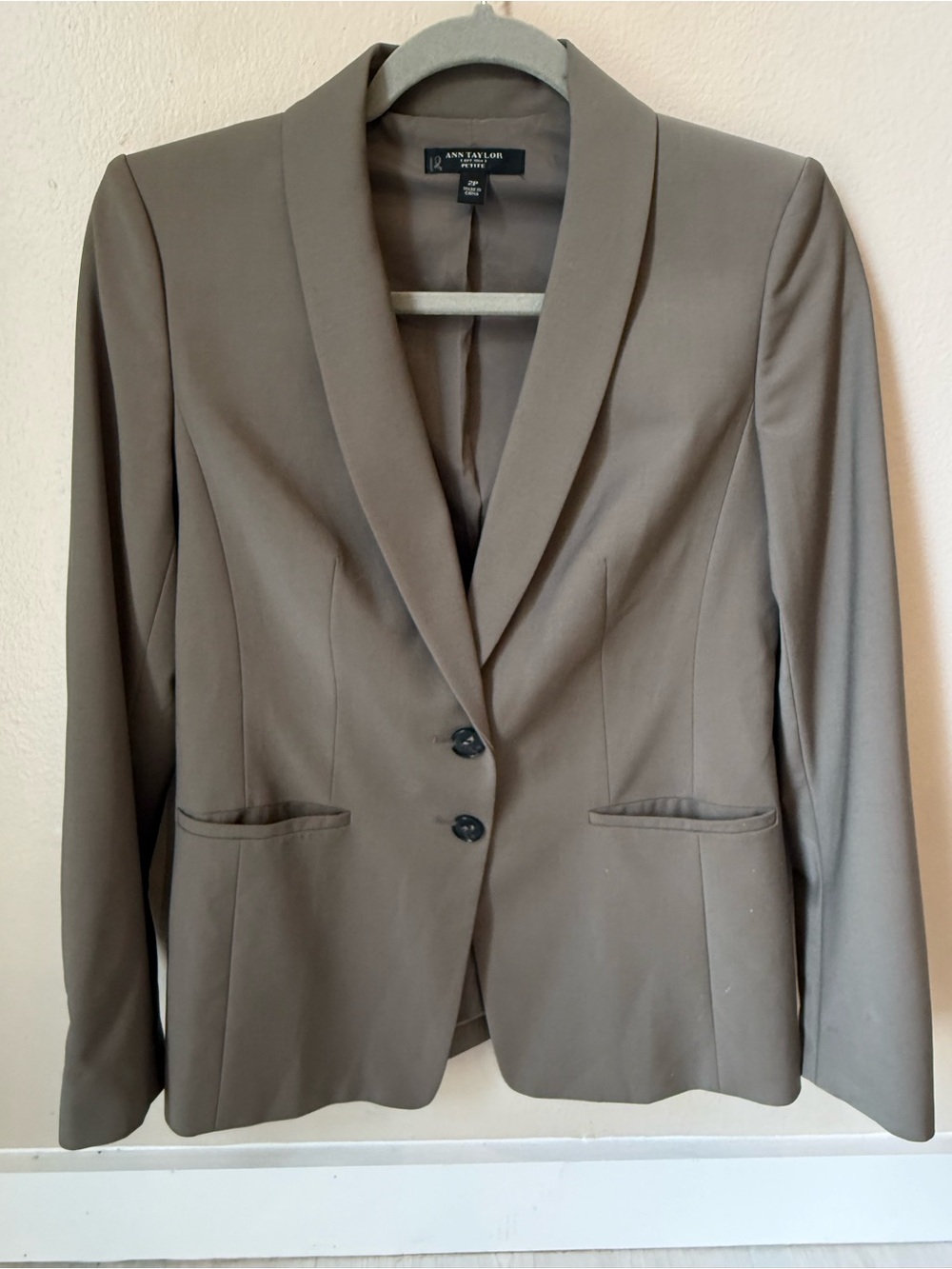 Ann Taylor Taupe Shawl-Collar Blazer Size 2 petite slim fit